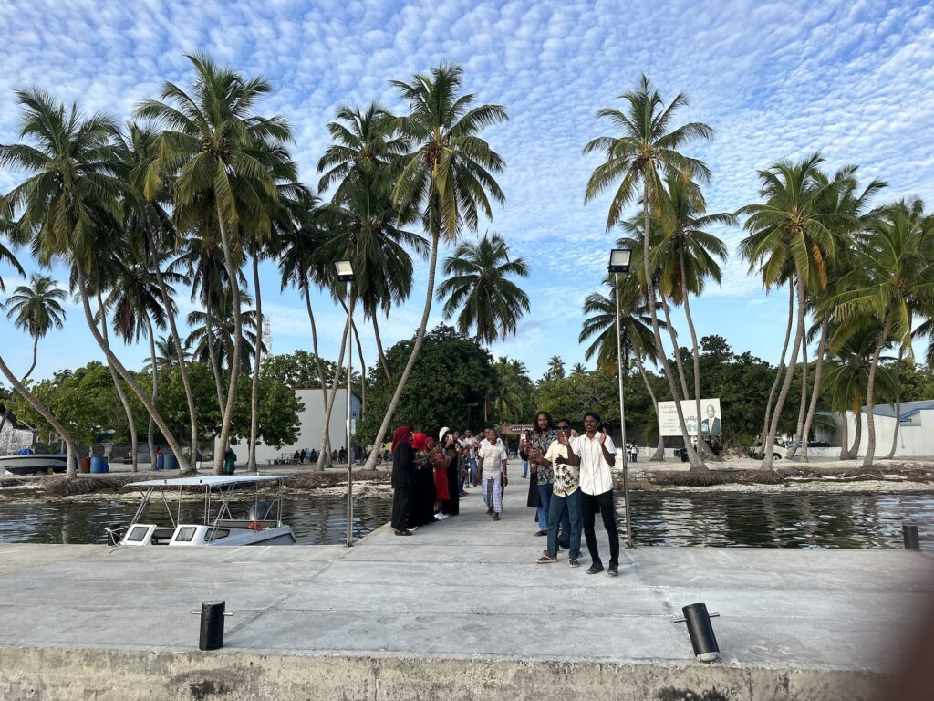 ރަށަށް ޒިޔާރަތްކުރާ ބަޔަކަށް މަރުހަބާ ކިޔަން ނިކުމެ ތިބި ރަށުގެ ބައެއް
